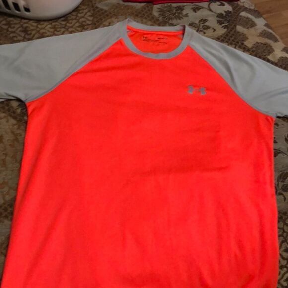 Under Armour loose fit heat gear size small - Picture 2 of 4